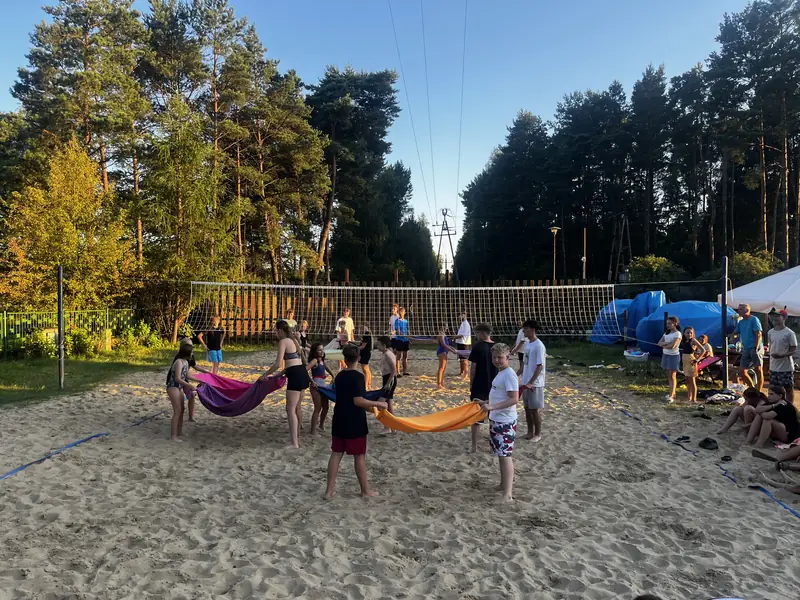 Gry zespołowe na plaży z chustą animacyjną